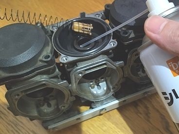 バキュームバルブのスプリング周辺を清掃、潤滑